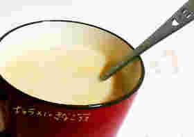 赤いカップに入ったキャラメルきなこソイラテ