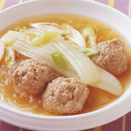白いい器に入った肉団子と白菜のスープ煮