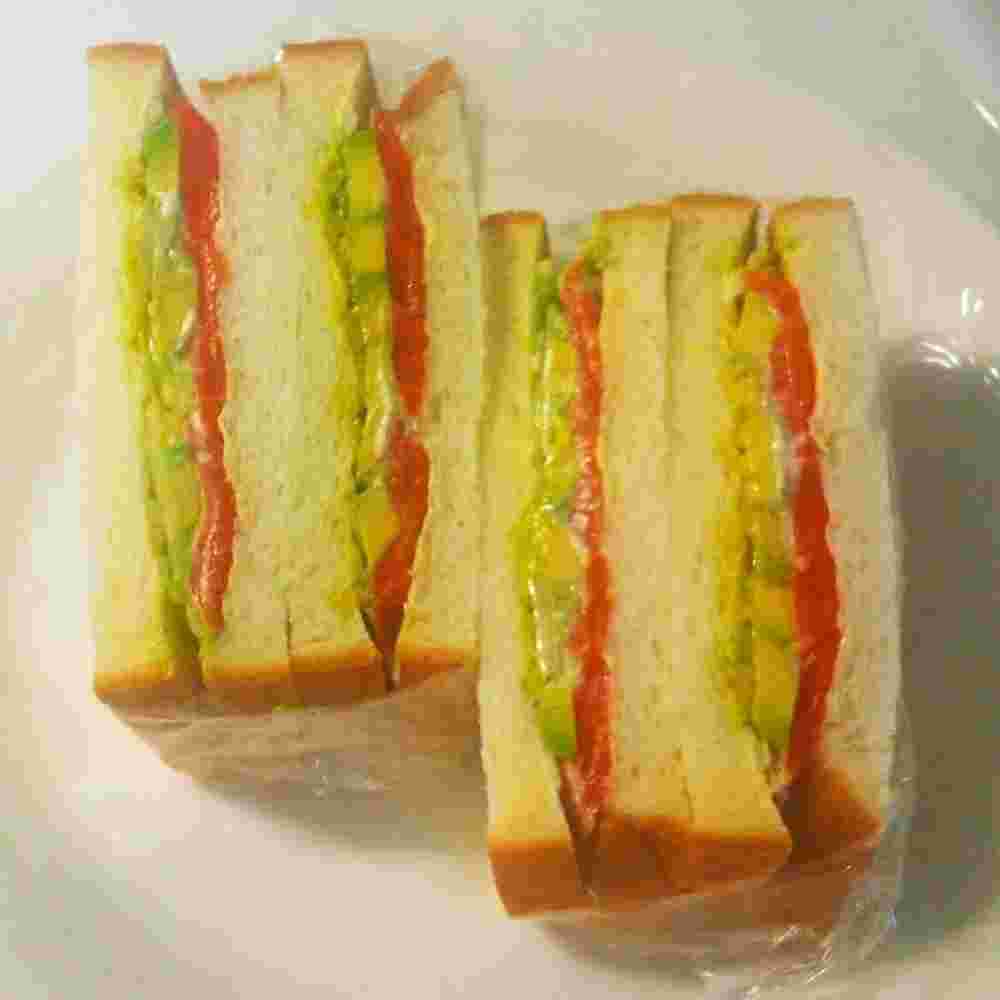 サーモンとアボカドのサンドイッチ