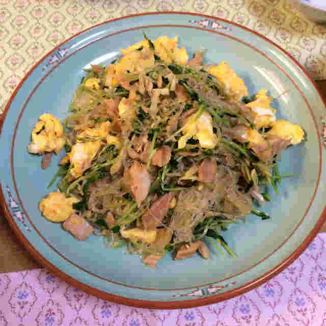 青い皿に乗った春雨と豆苗の中華風炒め