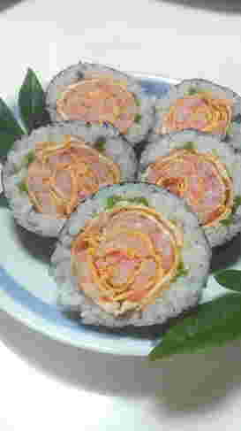薄焼き卵を使って作った薔薇の巻き寿司