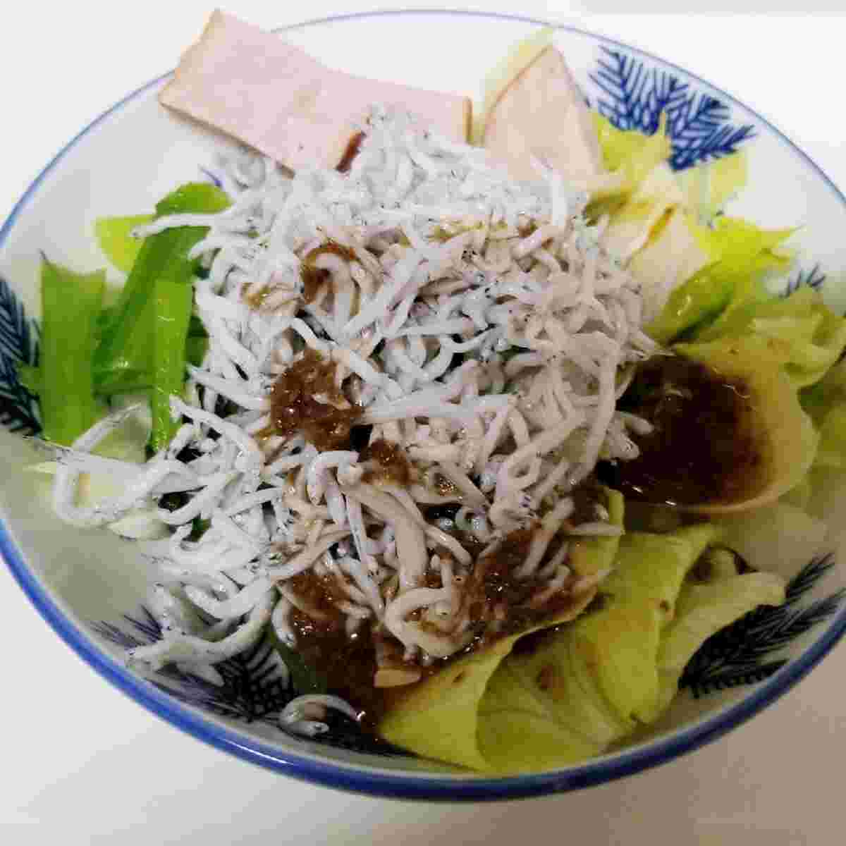 スモークハムを使った海鮮サラダ