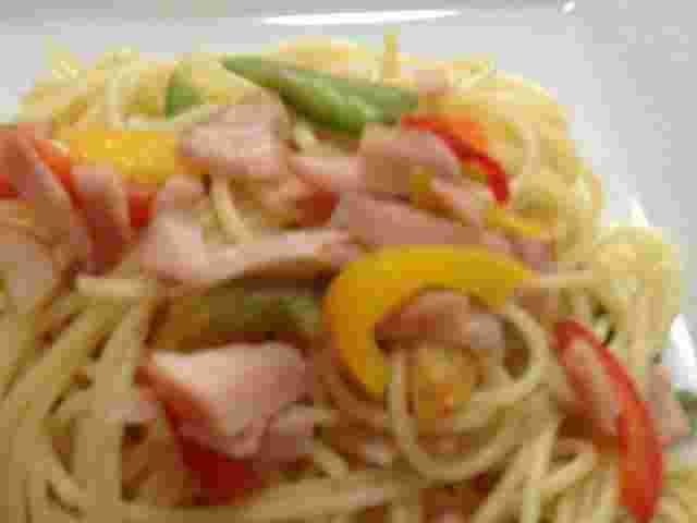 パプリカとスモークハムを使ったパスタ