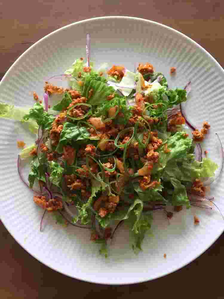 レタスとキムチひき肉そぼろサラダ