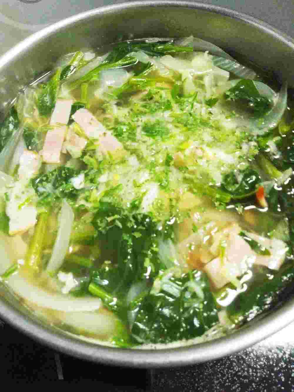 玉ねぎとほうれん草のコンソメスープ