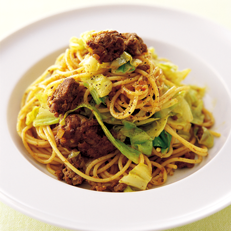キャベツとひき肉のケチャップ入りカレーパスタ