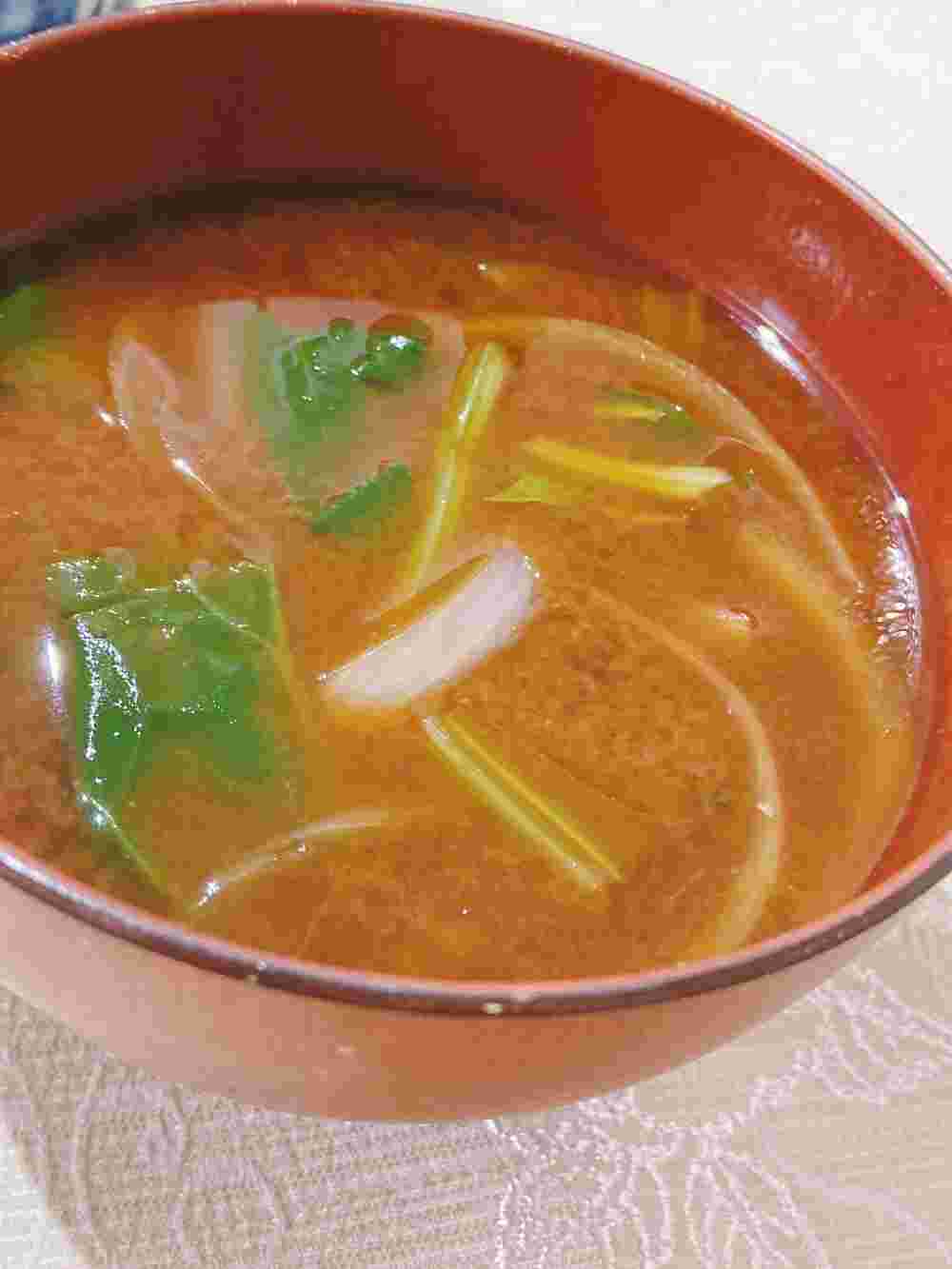 ほうれん草と玉ねぎの味噌汁
