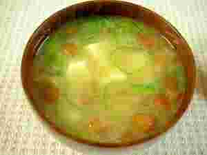 お椀の中のなめこと豆腐の味噌汁