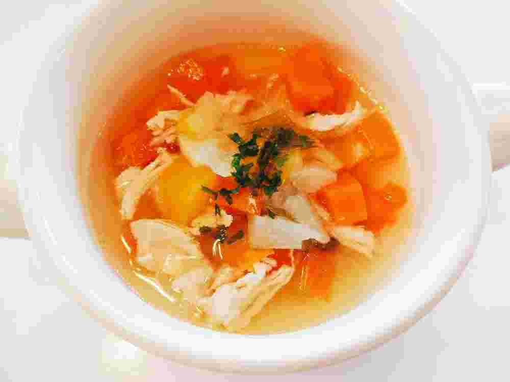 にんにくと玉ねぎで作る野菜と鶏の優しいスープ