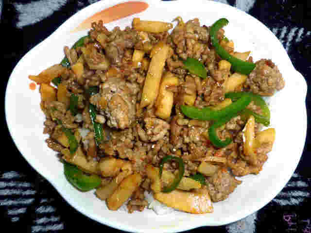 たけのことひき肉で作ったチンジャオロースー丼