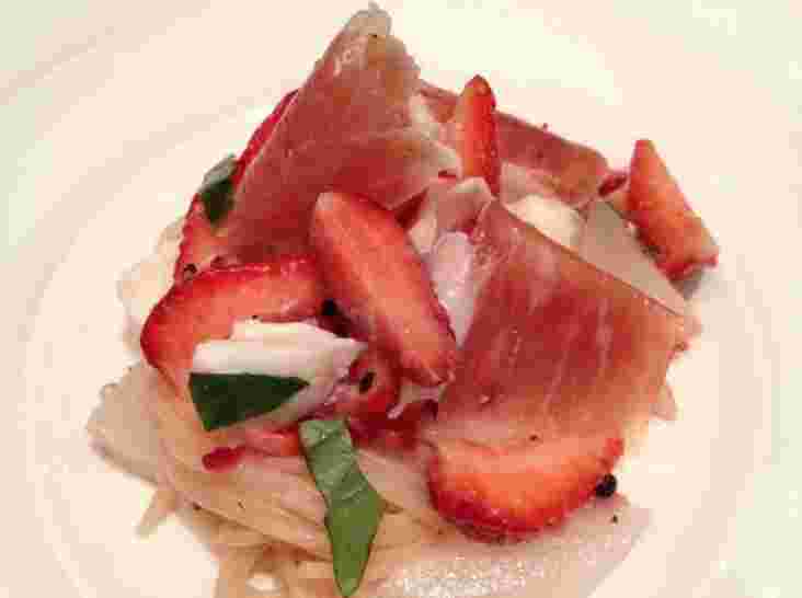 イチゴと生ハムの冷製パスタ