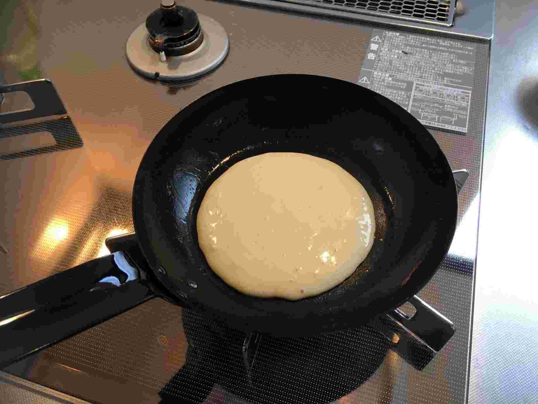 フライパン調理中のパンケーキ