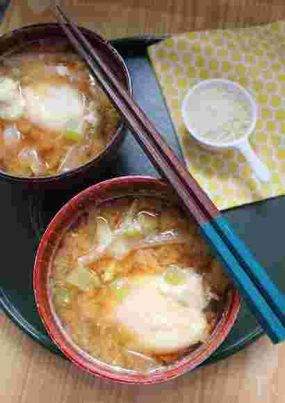 チーズ入りの落とし玉子味噌汁