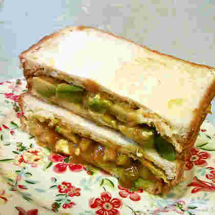 カレーと卵とアボカドのホットサンド