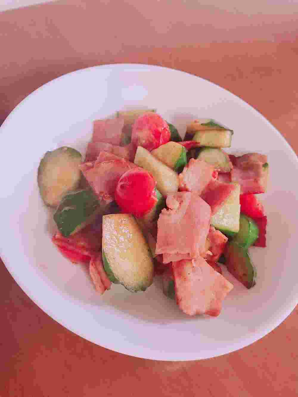 きゅうりとトマトとベーコンの炒め物