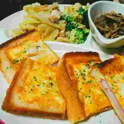 ハムとチーズを使った卵のホットサンド