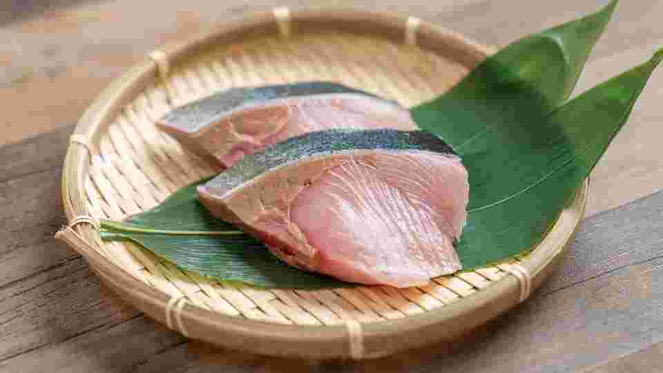 ぶりの切り身が器に並んでいる様子