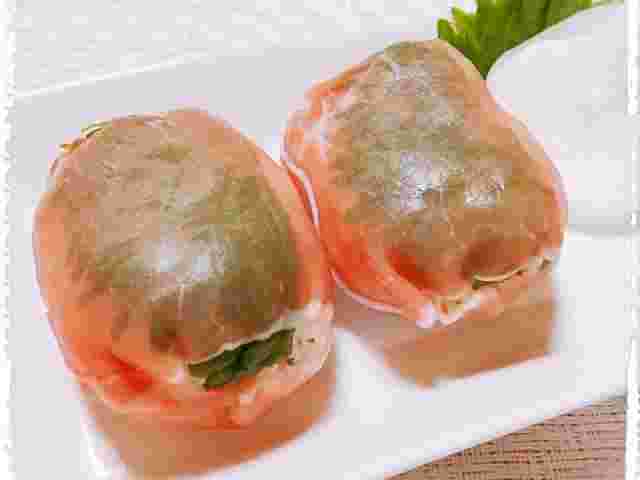 大葉を挟んだ生ハムおにぎり