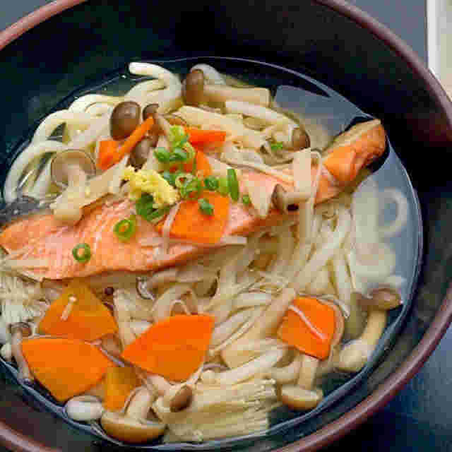 大きな鮭がインパクト大のきのこたっぷりあんかけうどん