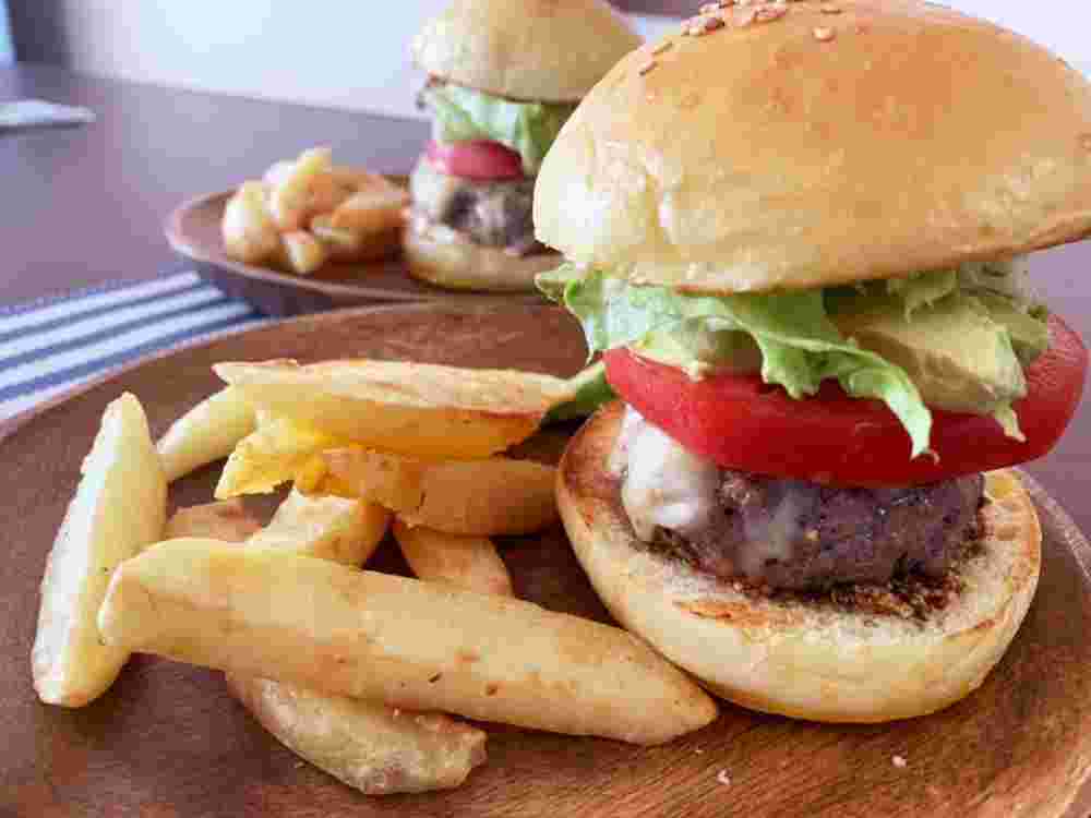 アボカドとベーコン入りチーズバーガー