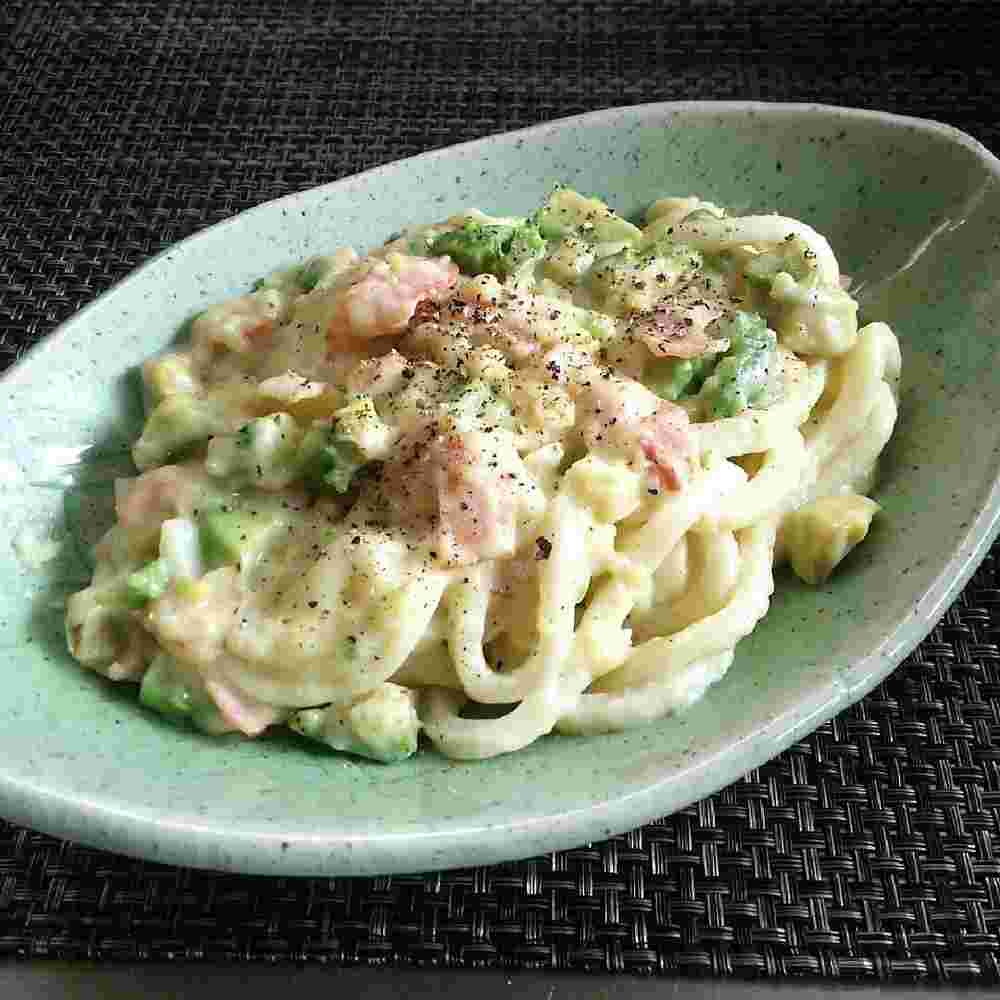 アボカドとベーコンを使った濃厚チーズうどん