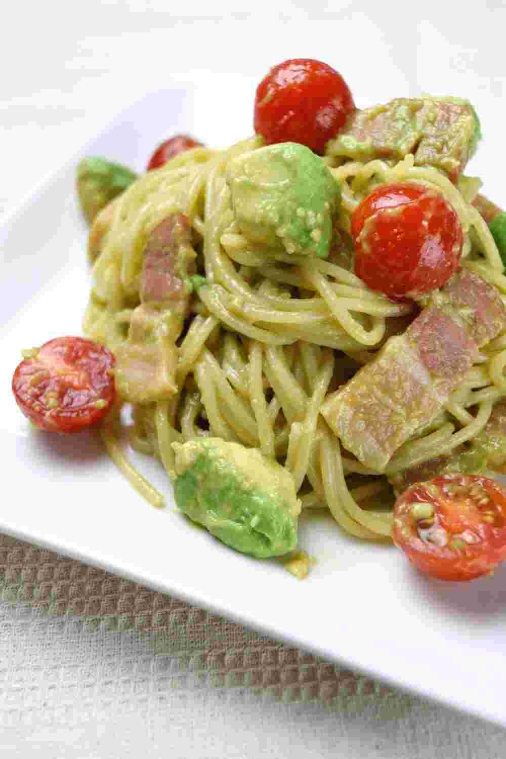 アボカドとベーコンを使った冷製パスタ