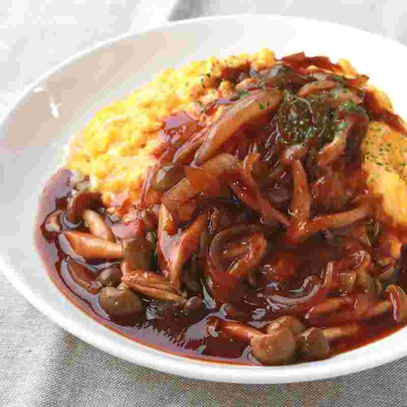 ひき肉を使ったきのこのデミグラスソースオムライス