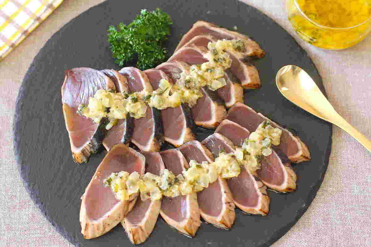 玉ねぎのアヒージョだれをかけたカツオ刺身