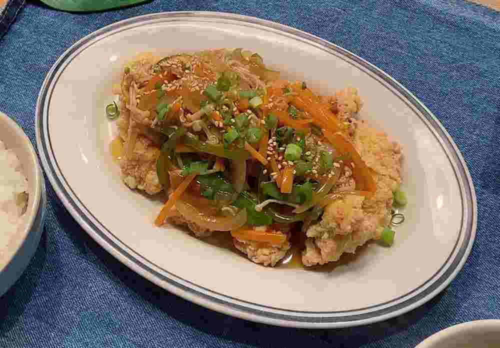 鶏肉と卵と玉ねぎを使った鶏むね肉の野菜あんかけ