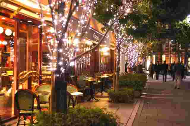 ライトアップされた夜カフェ