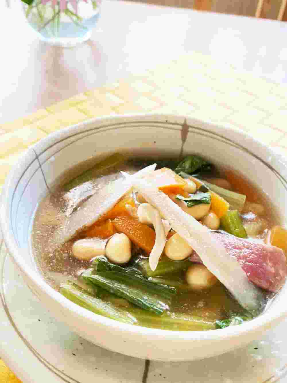 舞茸とベーコンの大豆入りスープ