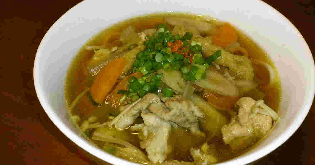 ごぼうと玉ねぎを使った豚肉とたっぷり野菜のかけうどん
