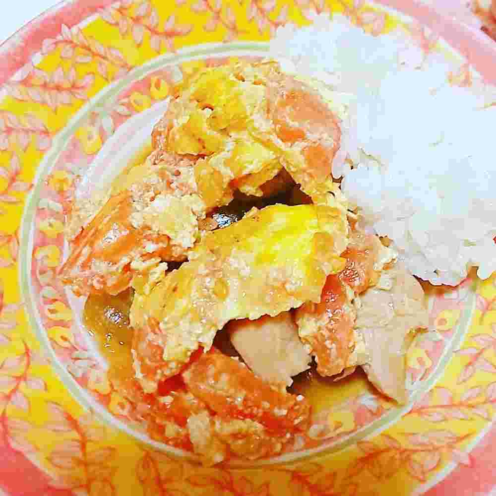 鶏肉と卵と玉ねぎを使ったトマト親子丼