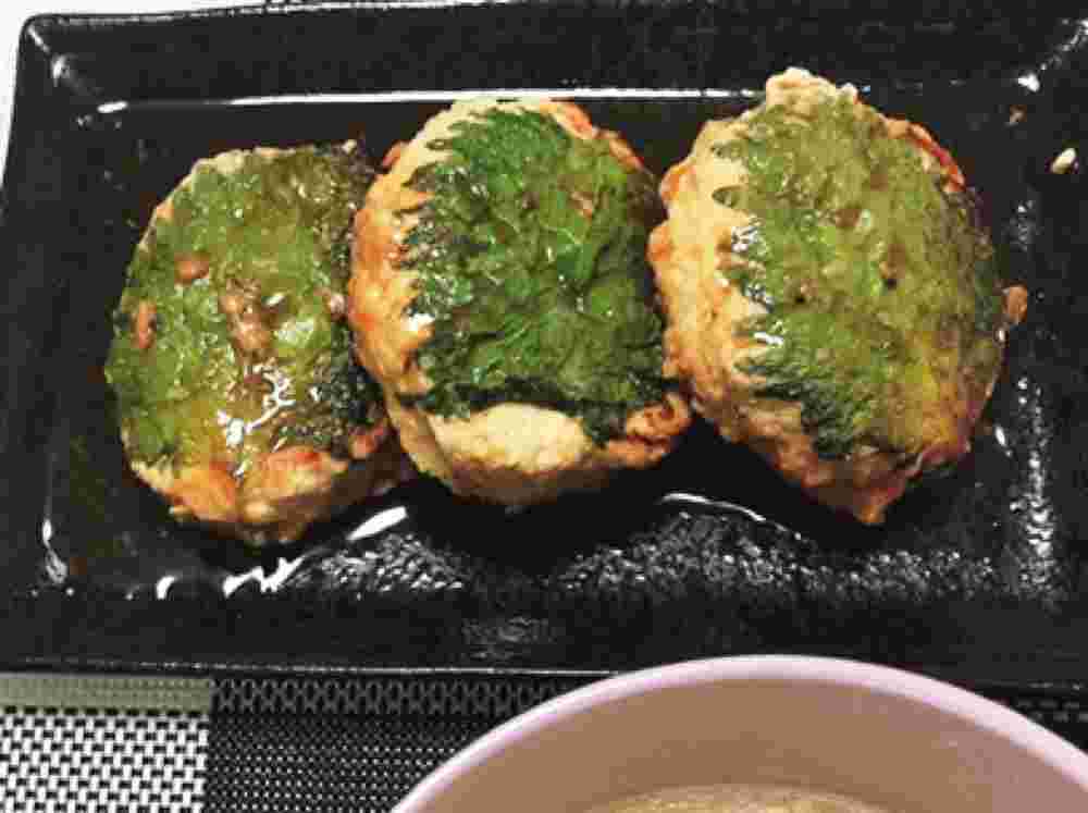 鶏肉と卵と玉ねぎを使った大葉のつくね巻き