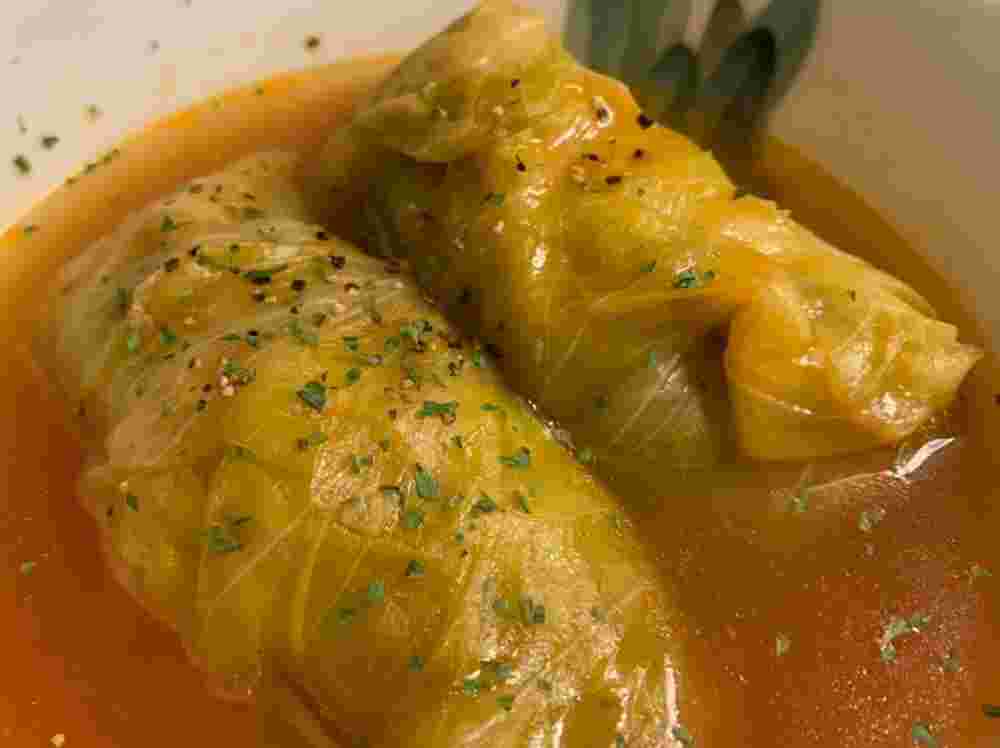 鶏肉と卵と玉ねぎを使ったロールキャベツ