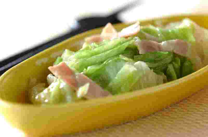 ベーコンを使ったレタスのオイスター野菜炒め