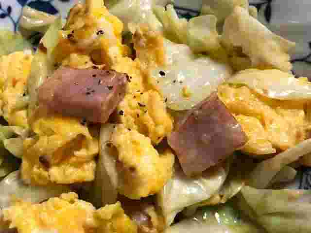 卵とベーコンとキャベツのマヨネーズ野菜炒め