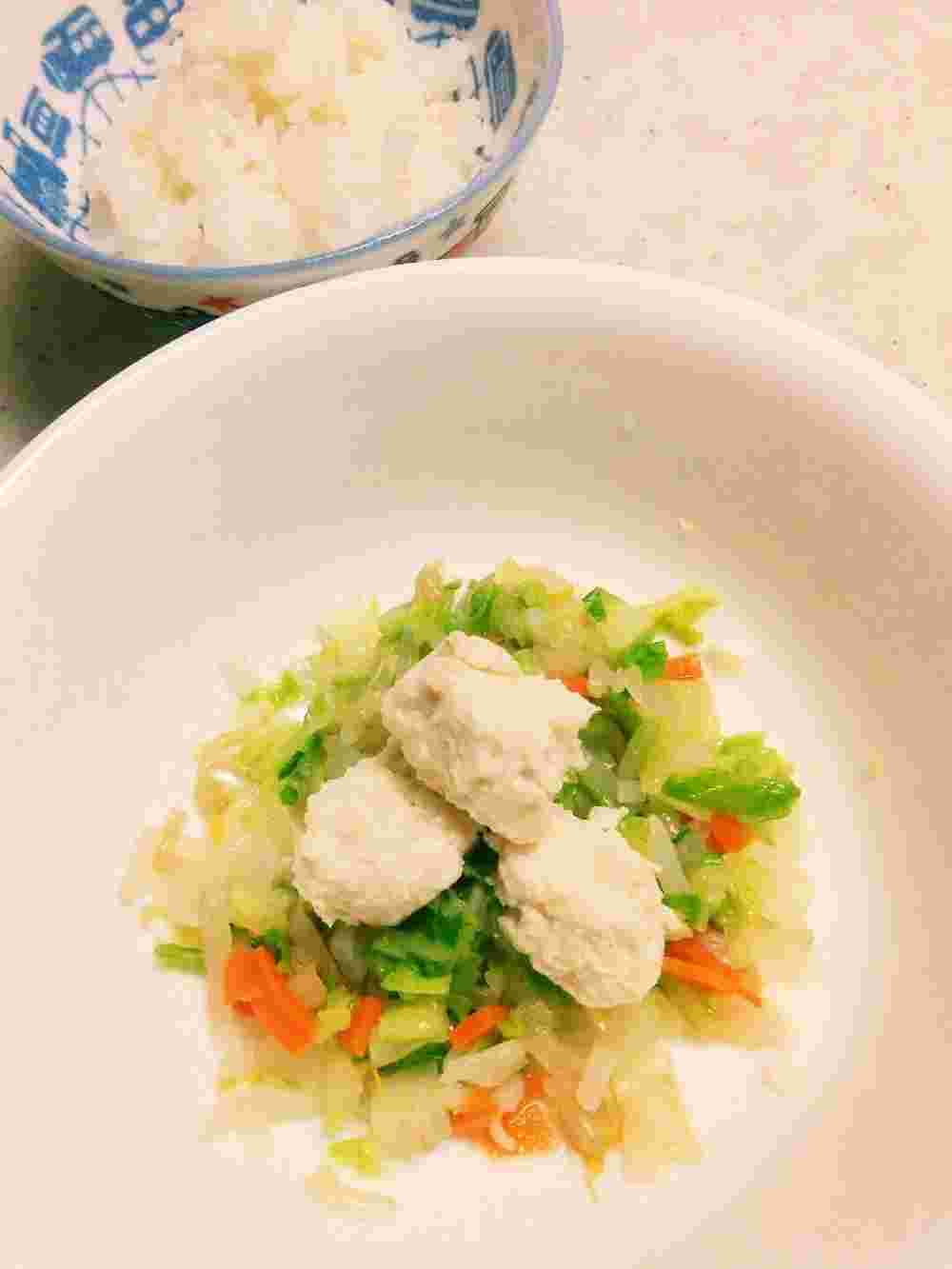 白い器に入った鶏ひき肉を使った鶏団子の離乳食