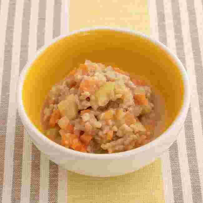 黄色い器に入った豚ひき肉を使った甘口肉みその離乳食