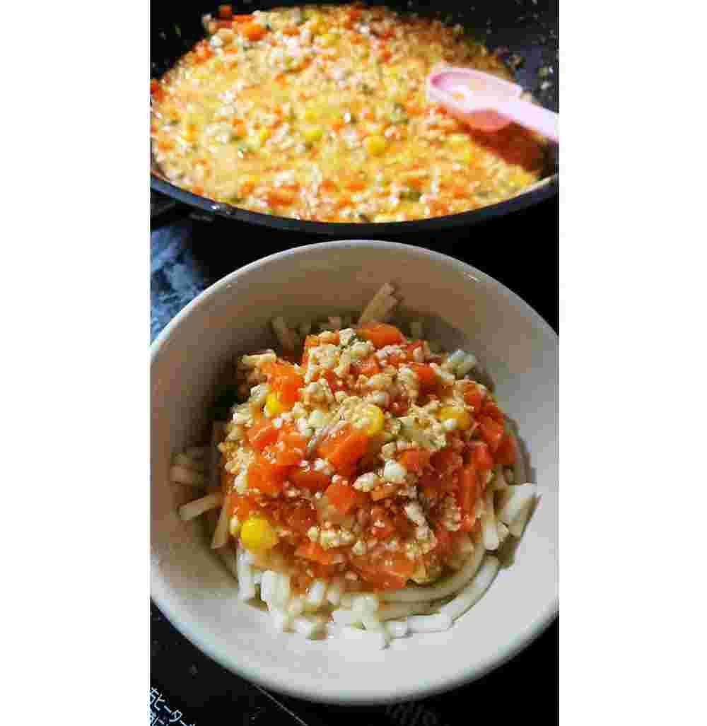 離乳食である鶏ひき肉を使った野菜のミートソースが白い器に盛られた様子