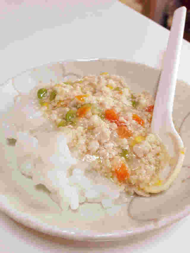 白い器に盛られた離乳食である鶏ひき肉と豆腐のそぼろあん