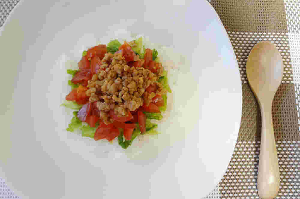 白い皿に盛られた離乳食であるひき肉を使ったタコライス