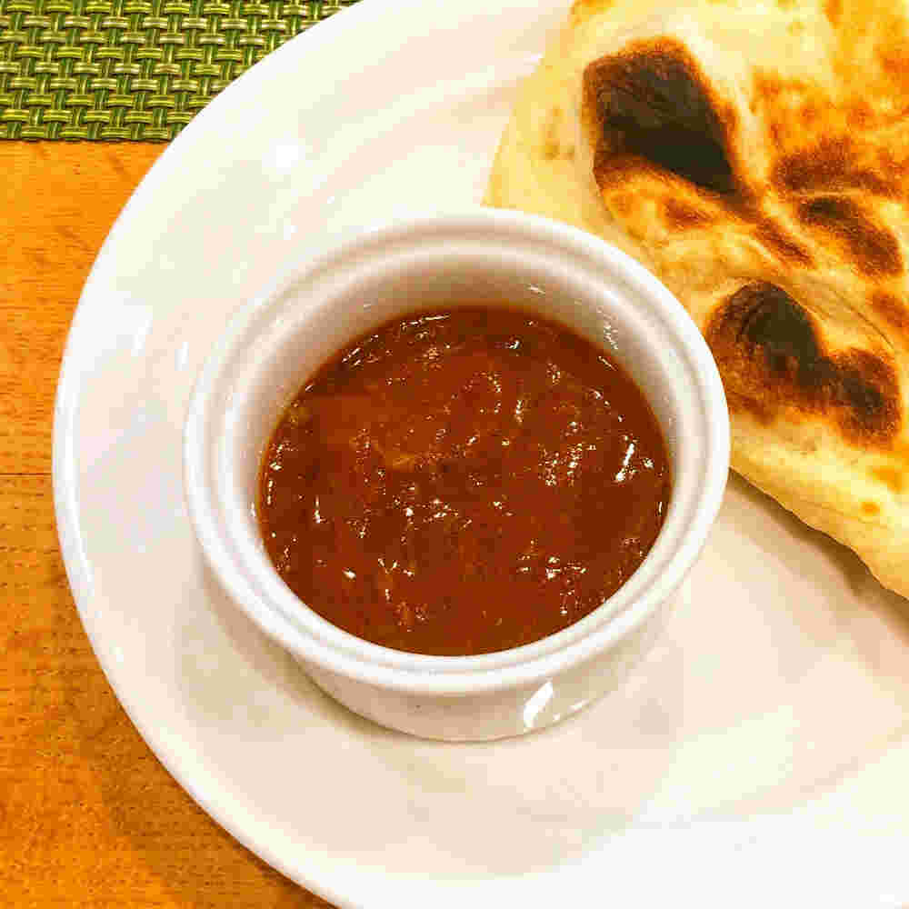 白い小さなカップに入ったバターチキンカレー
