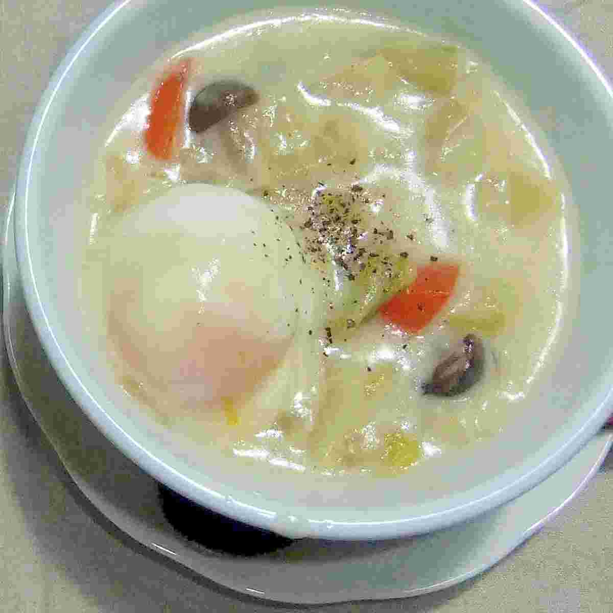 白菜や卵が入ったクリームシチュー