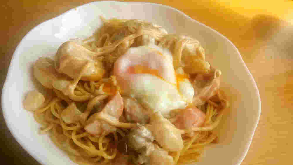 肉じゃがと卵を使ったパスタ