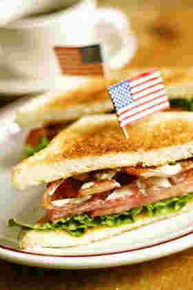 皿の上のBLT（ベーコン・レタス・トマト）サンド