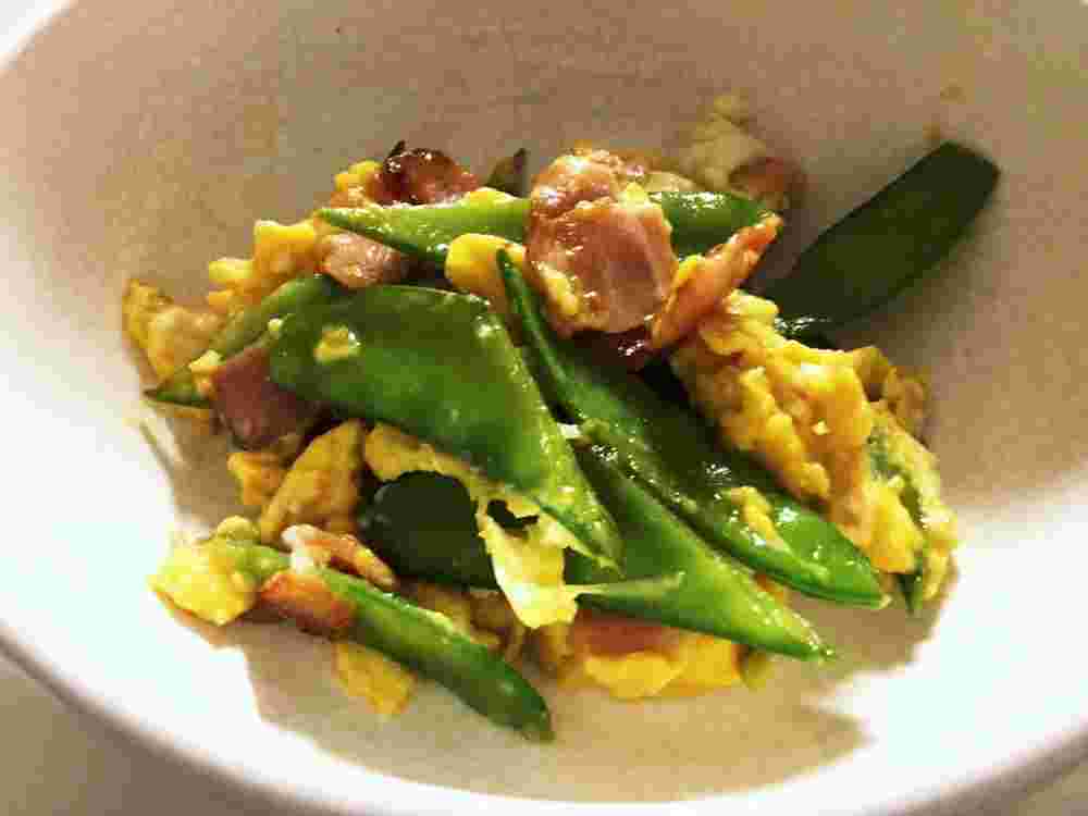 朝食におすすめの絹さやとベーコンの卵炒め