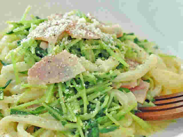 ベーコンがアクセントになっている豆苗のカルボナーラうどんレシピ