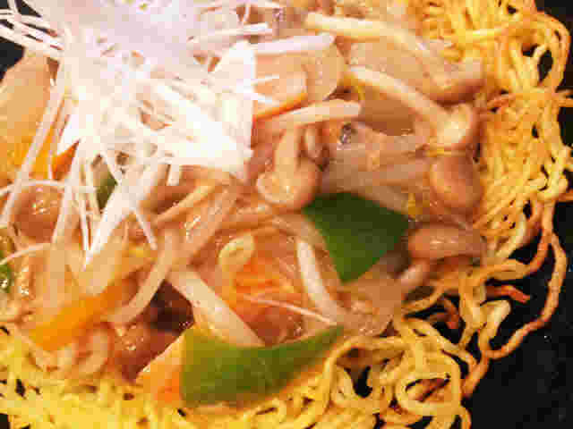 鮭とたっぷり野菜の餡がかかったパリパリかた焼きそば