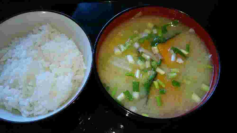 玉ねぎとしめじの味噌汁